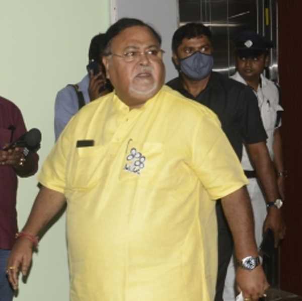 बंगाल शिक्षक भर्ती घोटाला : सीबीआई ने पार्थ चटर्जी से 4 घंटे की पूछताछ बंगाल शिक्षक भर्ती घोटाला : सीबीआई ने पार्थ चटर्जी से 4 घंटे की पूछताछ